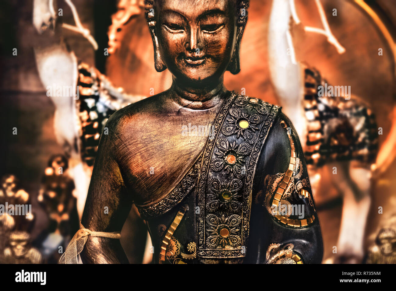 Buddha meditierend yoga Hintergrund bronze orange Statue Stockfoto