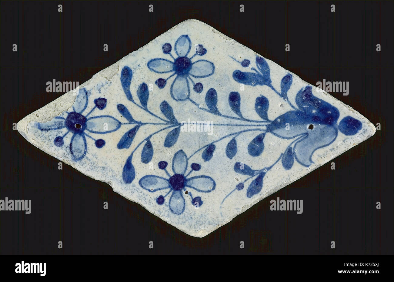 Blume Tunika Diamond - mit Blumen Dekor gestaltet, wandfliese Kachel Skulptur Boden Keramik Steingut finden Glasur, gebackene 2 x Glasierte lackiert Hellgelb shard Diamond zwei nagellöcher geprägt. Blau auf weißem Fond Archäologie Stadt Dreieck Rotterdam Rathaus Rathaus Boden Entdeckung Rotterdam Rat Haus. Stockfoto