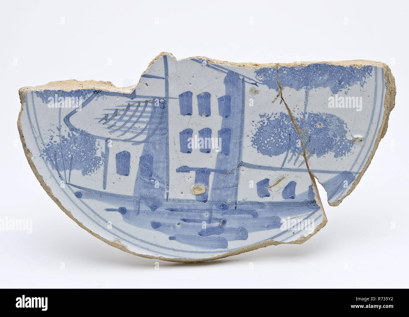 Fragment majolika Teller, Landschaft mit Haus- oder Tower in Blau, Teller Teller die Platine für die Erde Keramik Steingut Zinn Glasur Glasur führen, Ring 10,8 Majolika gebackene 2x lackiert verglaste hand Glasur gefunden eingeschaltet Spiegel Fragment der Majolika Teller flach und schräg stehen, Ring Schwarz Dekor blau. Landschaft mit Gebäuden einschließlich Turm-förmigen drei-geschossiges Haus Bäume in Polsterung technik Grob-Gelb lackiert shard Holz - gebackene Archäologie Rotterdam Stadscentrum Stadsdriehoek Schielandshuis indigenen Keramik Küche Tisch in dem Boden Entdeckung: Schielandshuis während der Restaurierung. Stockfoto