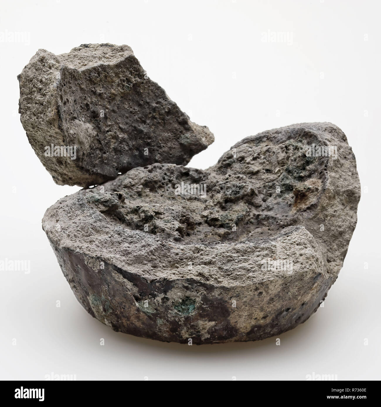 Zwei Fragmente von irdenen Tiegel, melting pot Halter Boden finden Zwei Fragmente von irdenen Tiegel, melting pot Halter Boden finden