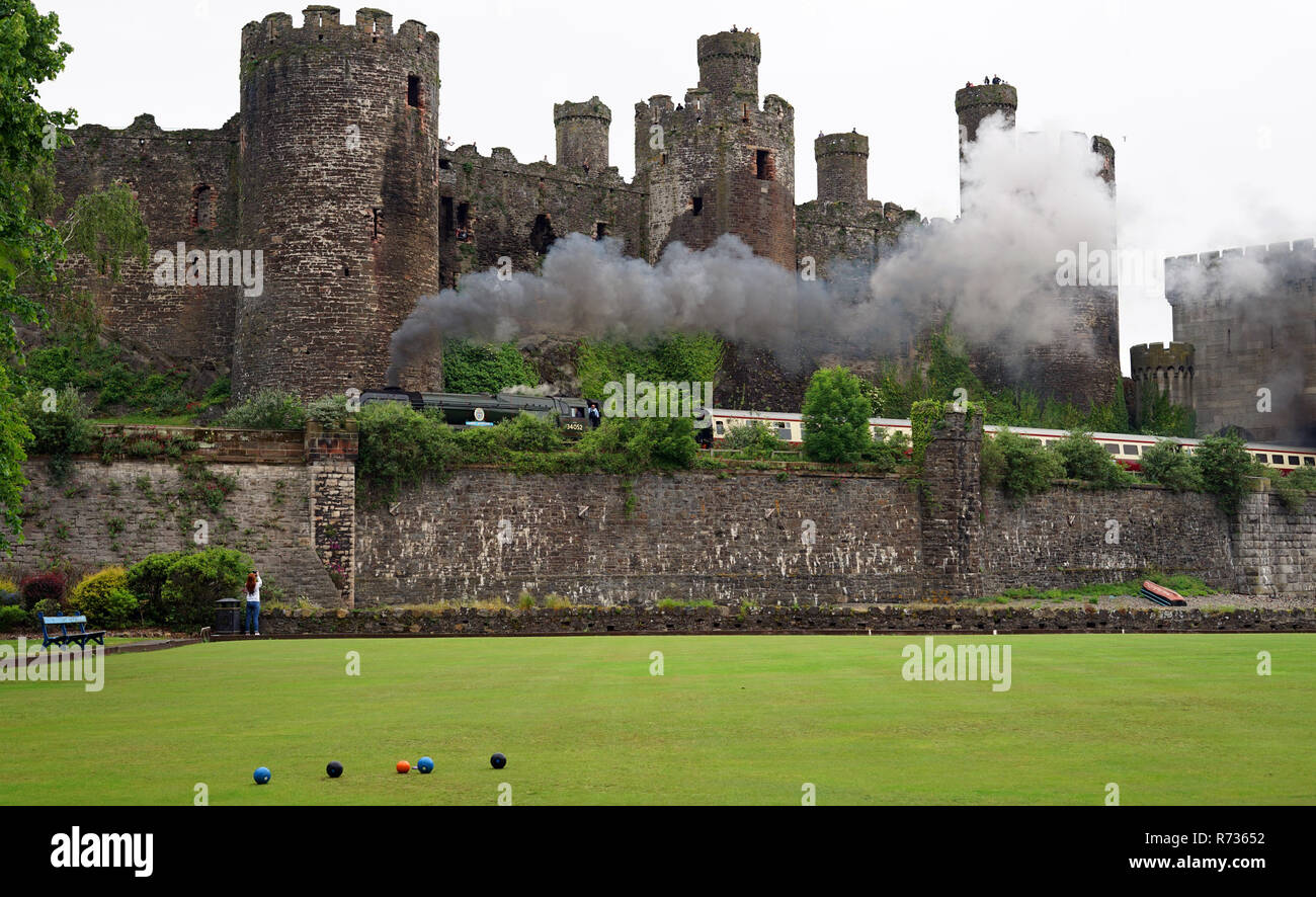 Royal Scot Dampfzug vorbei Conwy Castle. Bild im Juni 2018 getroffen. Stockfoto