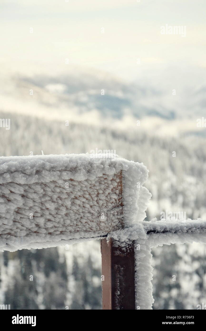 Big Raureif auf metallische Geländer mit verschneiten Berge Landschaft Hintergrund, Riesengebirge, Tschechische Republik Stockfoto