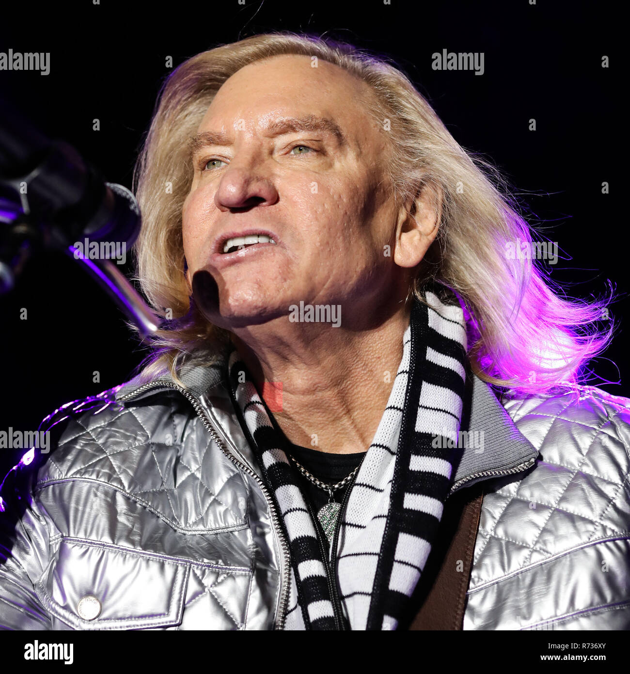 CALABASAS, Los Angeles, CA, USA - Dezember 02: Sänger Joe Walsh auf der Bühne führt an der einen Liebe Malibu Festival Benefizkonzert für Woolsey Feuer Reco Stockfoto