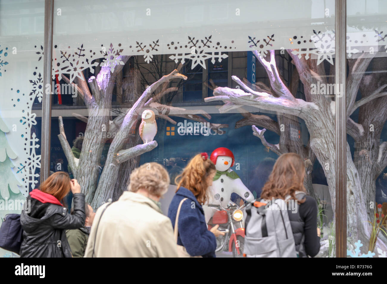 Greggs dreht ihre Zeichen rückwärts für einen Grund, wenn Massen suchen Bei Fenwick der jährliche Weihnachten Fenster anzuzeigen. Der Gast kann sich Hunger aber unsicher, wo sie plötzlich in das Fenster zu essen, sie sehen die Zeichen Greggs damit Sie es kaufen können festliche Backen als Zeichen rückwärts auf den eigentlichen Shop wenn Sie sind auf der Suche in der Auslage der Fenwick's sehen Sie die Zeichen richtig herum. Mit: Atmosphäre, wo: Newcastle upon Tyne, Tyne und Wear, Großbritannien Wann: 06 Aug 2018 Quelle: WENN.com Stockfoto