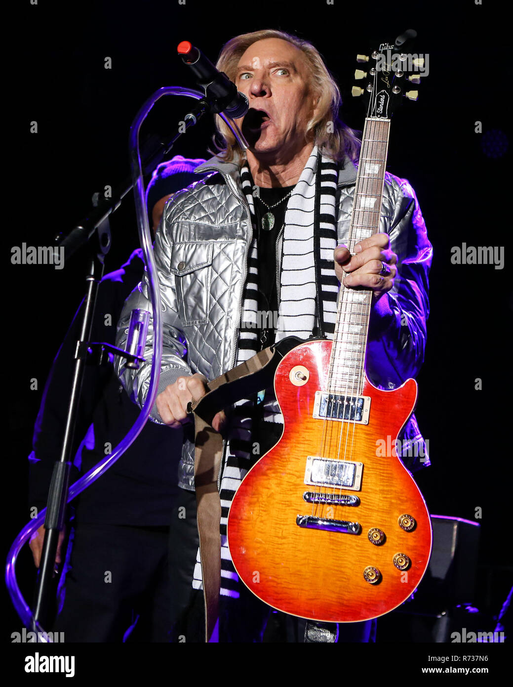 CALABASAS, Los Angeles, CA, USA - Dezember 02: Sänger Joe Walsh auf der Bühne führt an der einen Liebe Malibu Festival Benefizkonzert für Woolsey Feuer Reco Stockfoto