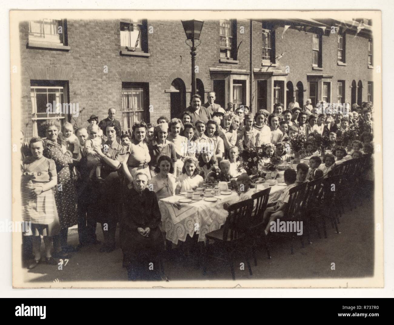 Original WW2 Ära Postkarte des Friedens V.E. Tag Straße Party Feier unbekannten Ort, Großbritannien datiert 12 Mai 1945 Stockfoto