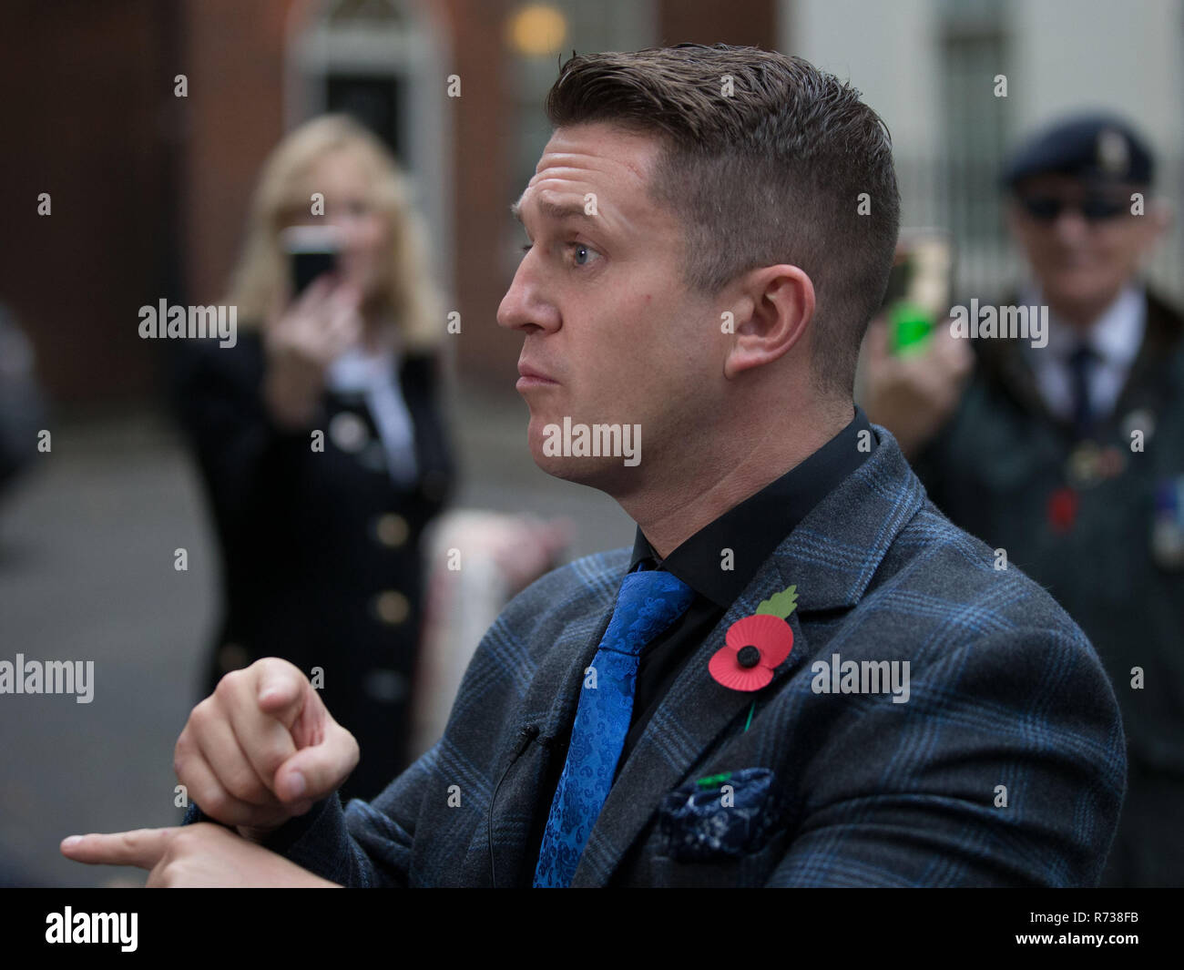 Stephen Yaxley Lennon aka Tommy Robinson, Janice Atkinson, Mdep, und Veteran Alan Elderbrown Hand in der Petition, die sich mit Behandlung der Soldat 'X' in der Downing Street. Mit: Stephen Yaxley Lennon aka Tommy Robinson Wo: London, Großbritannien Wann: 06 Aug 2018 Quelle: Wheatley/WANN Stockfoto