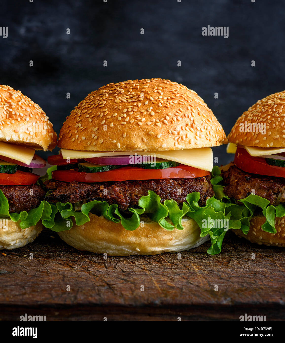 Frische, hausgemachte Burger mit Salat, Käse, Zwiebel Stockfoto
