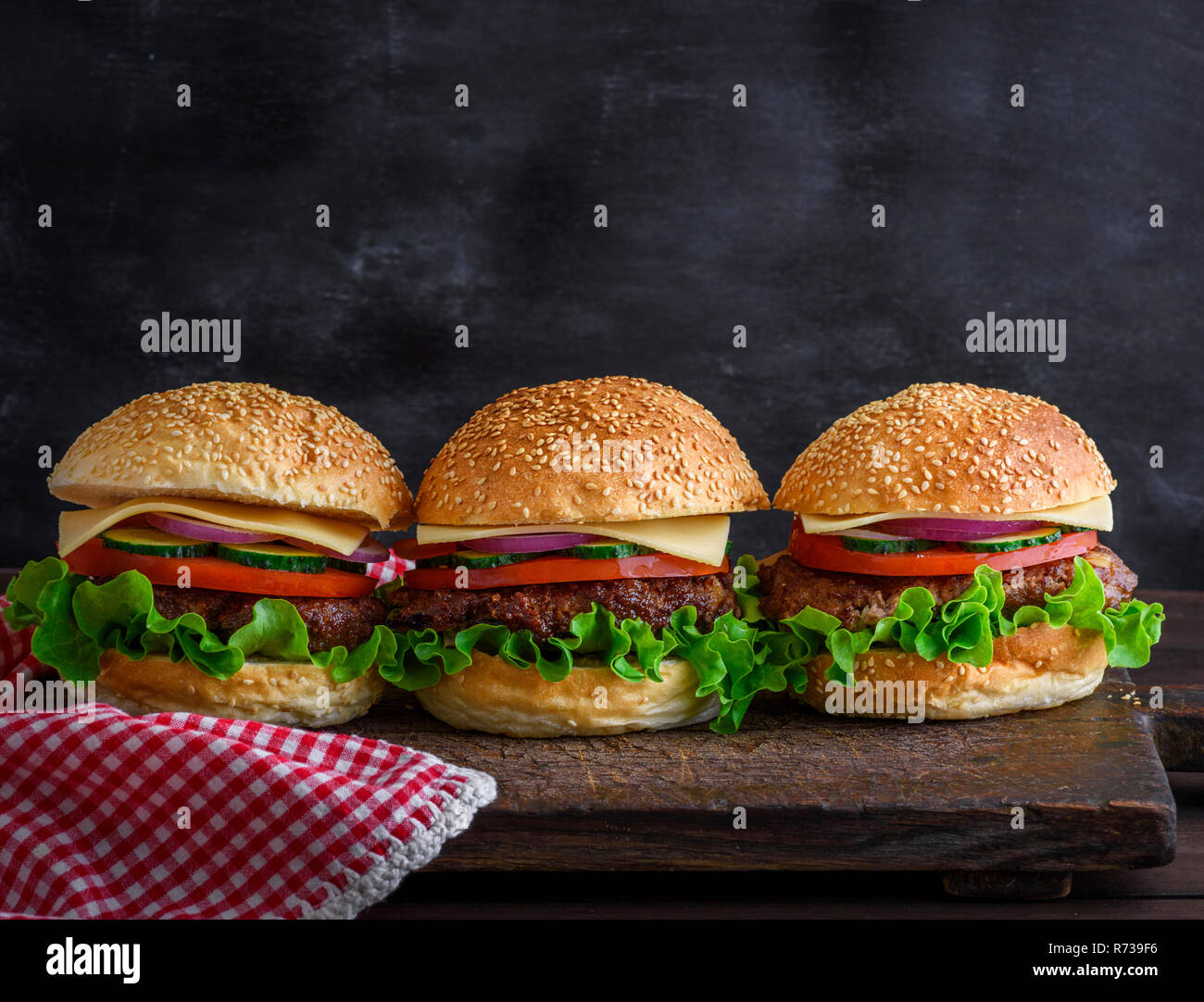 Hamburger mit Rindfleisch, Käse und Gemüse Stockfoto