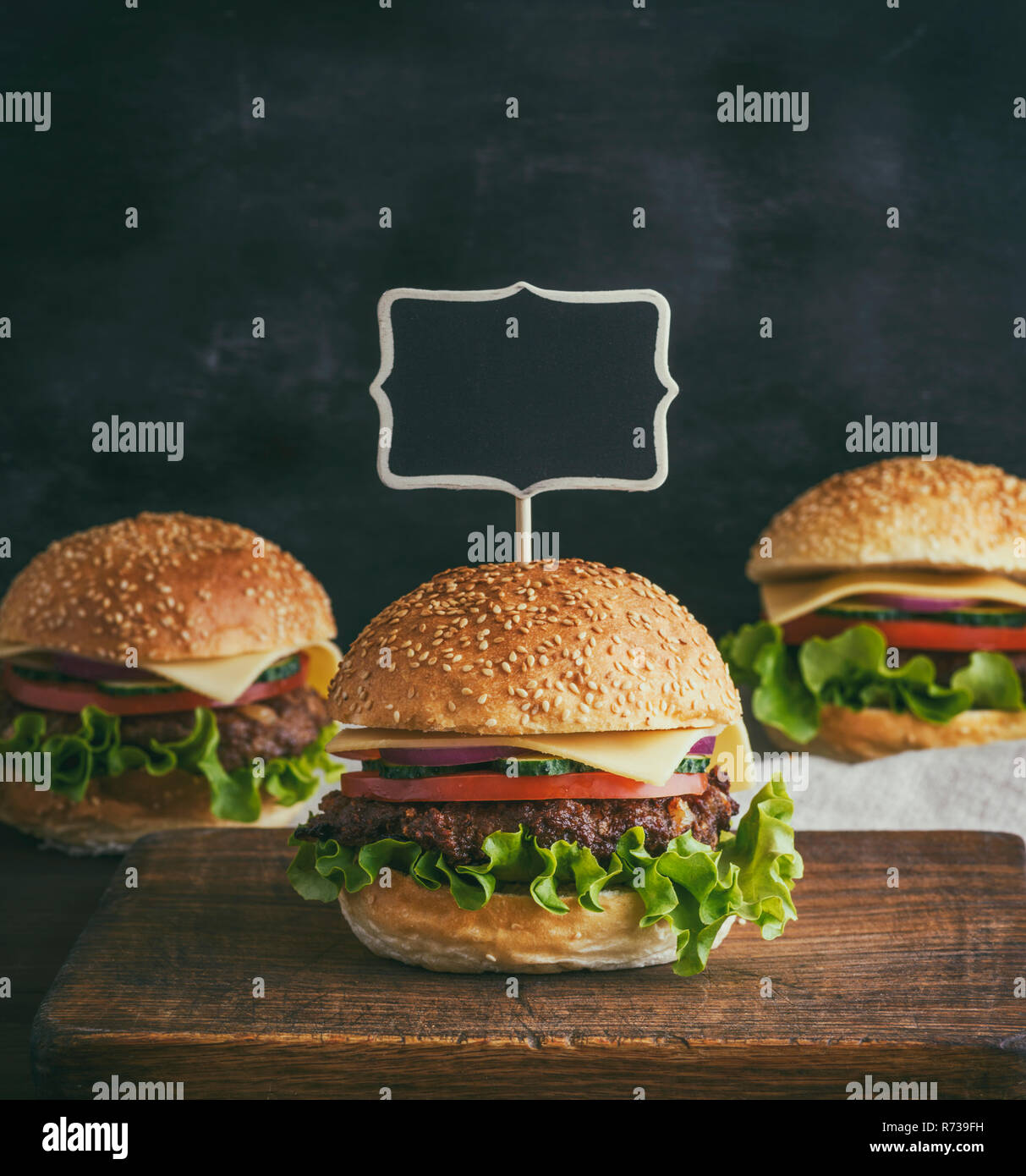 Leere Holz- Zeiger ist in einer großen Hamburger klemmt Stockfoto