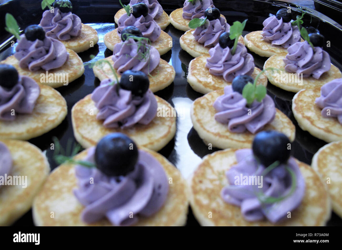 Hausgemachte Vorspeisen Pfannkuchen mit Heidelbeeren auf blueberry Cream Cheese Strudel Stockfoto