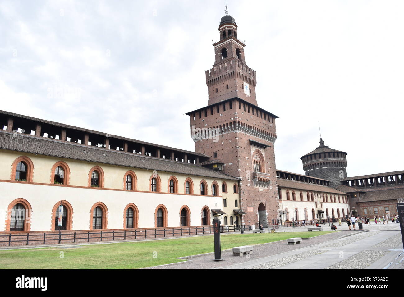 Der Innenhof des Schlosses Sforza (Castello Sforzesco) in Mailand, Italien Stockfoto Der Innenhof des Schlosses Sforza (Castello Sforzesco) in Mailand, Italien Stockfoto