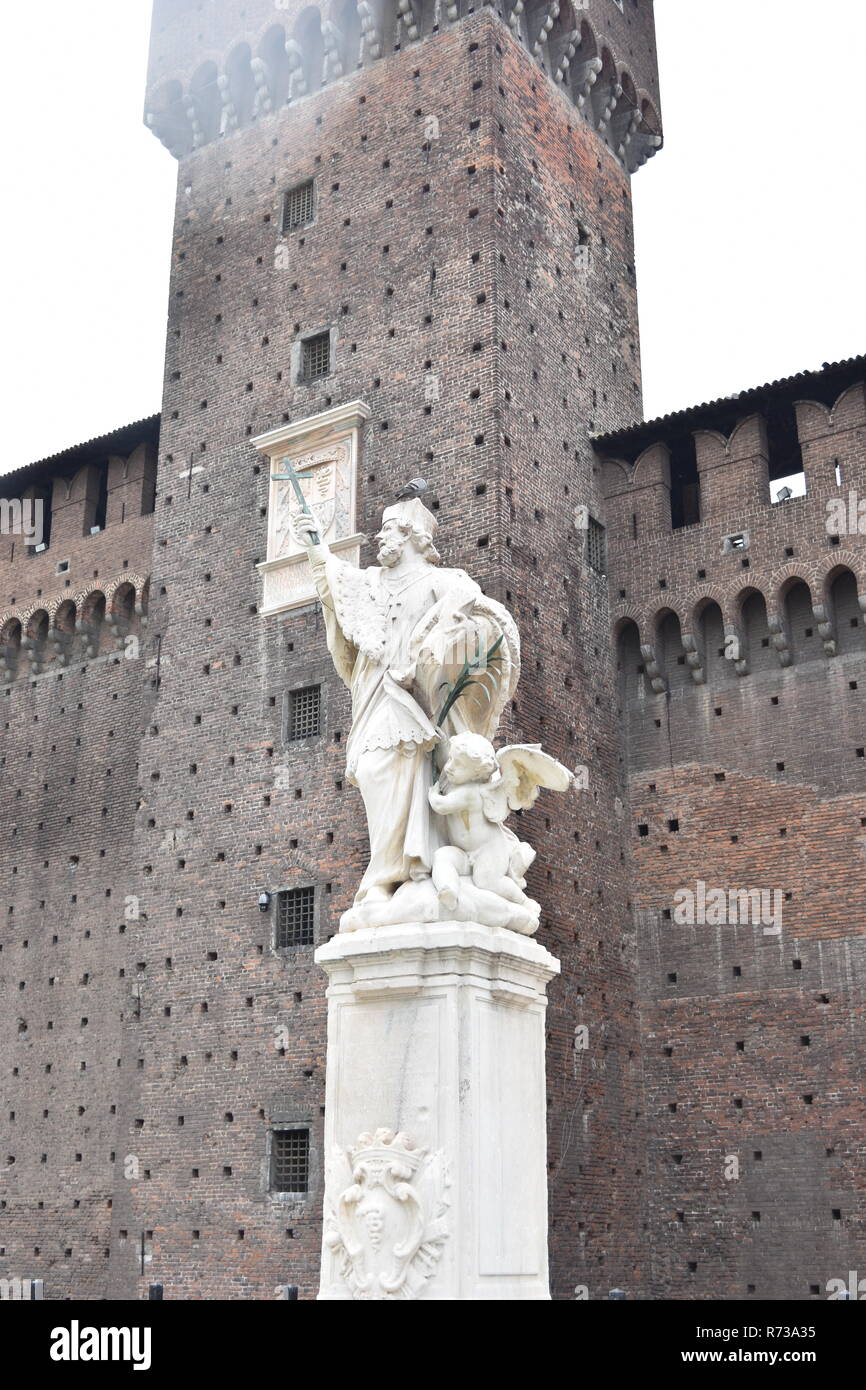 Die Statue des heiligen Johannes von Nepomuk im Hof des Schlosses Sforza (Castello Sforzesco) Stockfoto