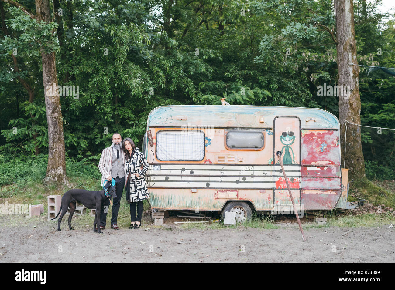 Paar Hund stehend mit Wohnwagen Stockfoto