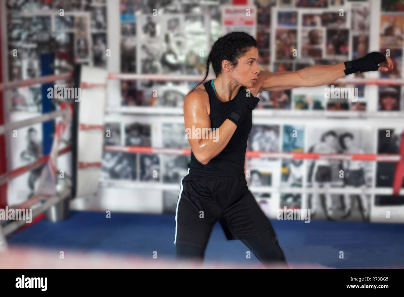 Boxerin training im Fitness-Studio Stockfoto