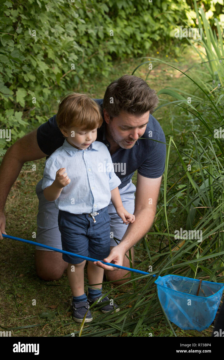 Vater und Kind in einem Fischernetz Stockfoto