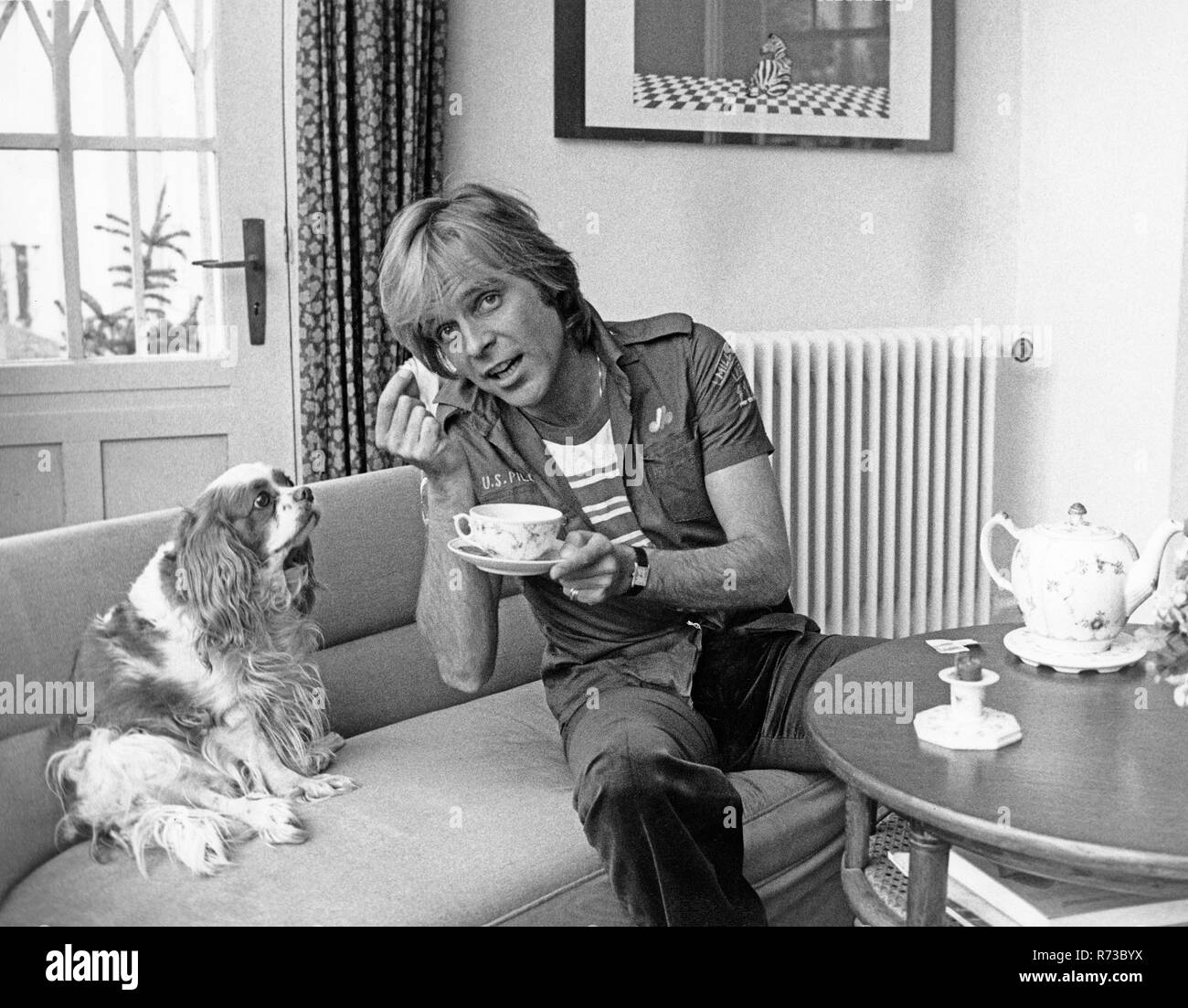 Dept Thomas Fritsch mit seinem Pekinesen in Hamburg, Deutschland 1970er Jahre. Stockfoto