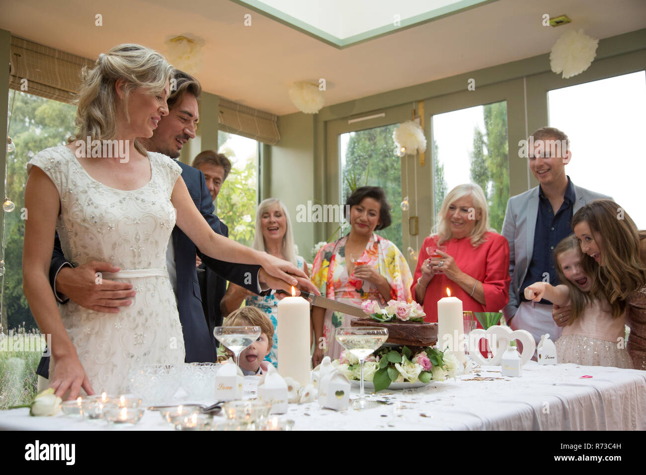 Brautpaar Hochzeit Kuchen schneiden an der Rezeption Stockfoto