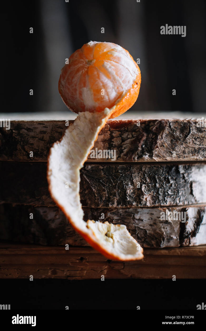 Teil Geschälte Mandarine auf rustikalen Schneidebrett Stockfoto