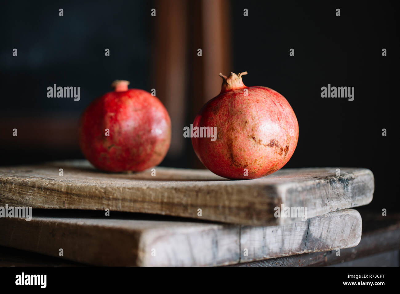 Granatäpfel auf rustikalen Schneidebretter, still life Stockfoto