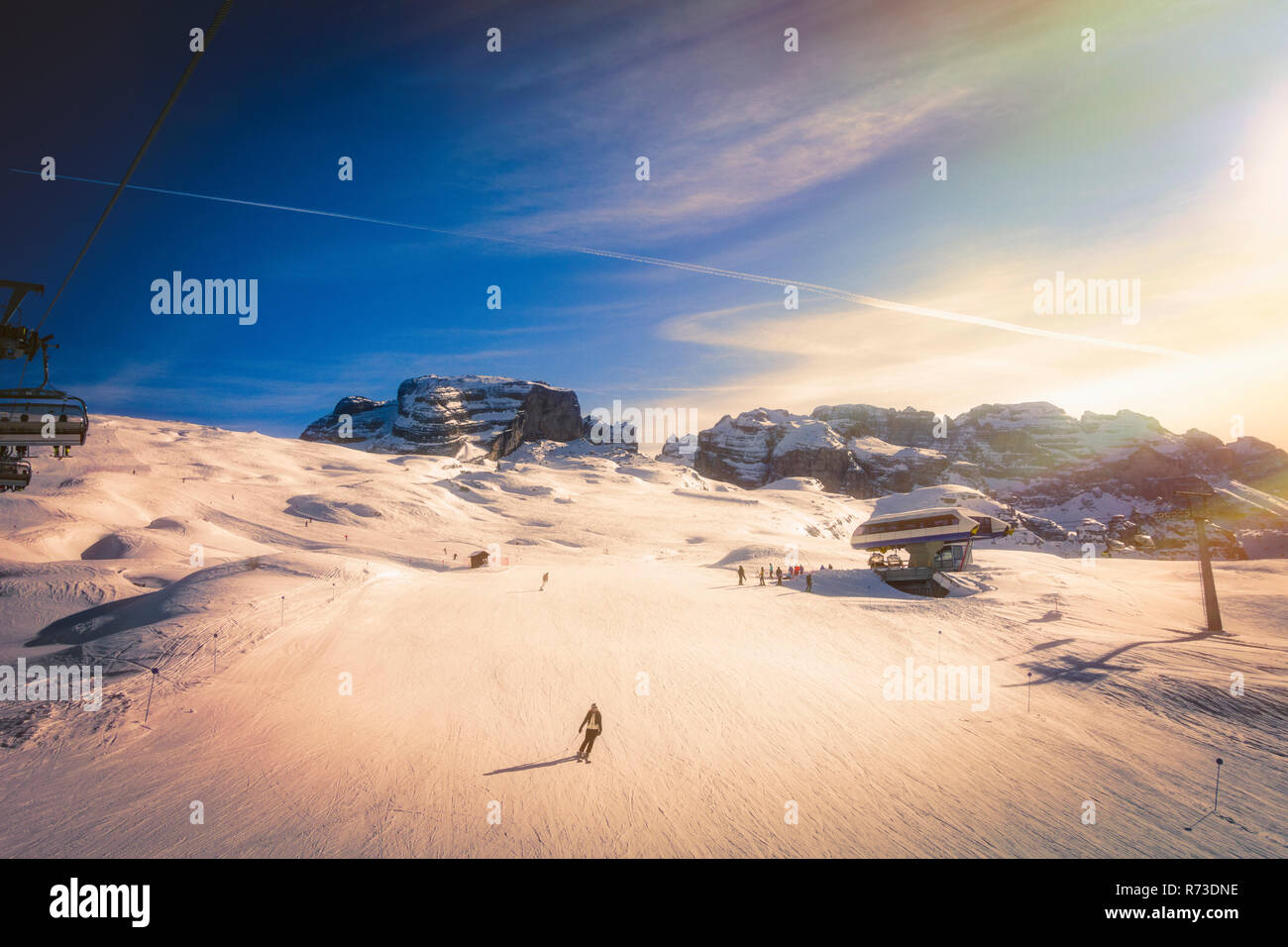 Skifahrer auf schneebedeckten Pisten, Madonna di Campiglio, Trentino-Südtirol, Italien Stockfoto