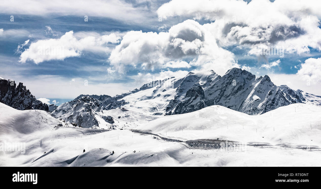 Verschneite Dolomiten, Wolkenstein, Trentino-Alto Adige (Südtirol), Italien Stockfoto