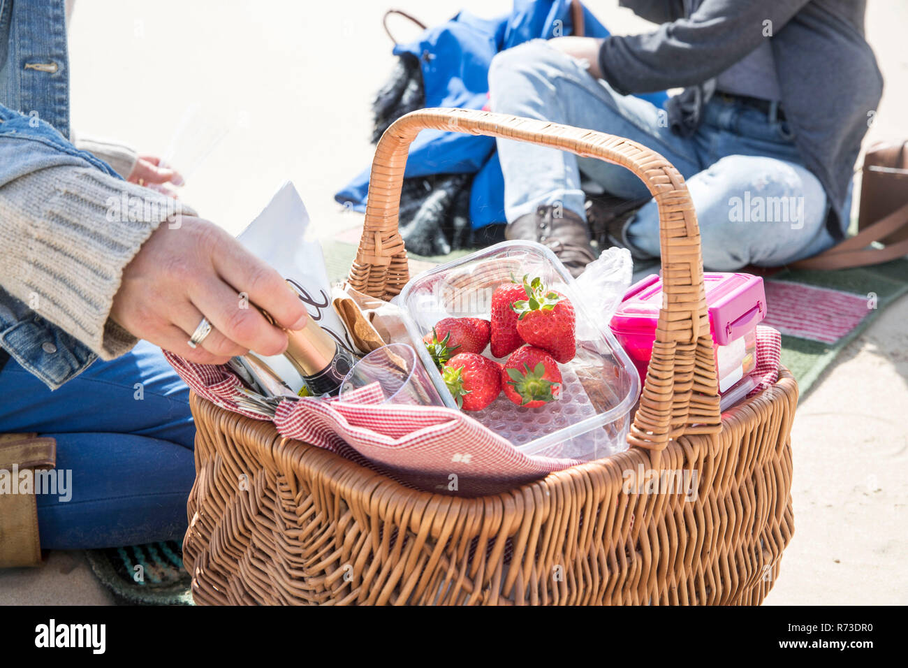 Schwestern genießen Sie ein Picknick am Strand. Stockfoto