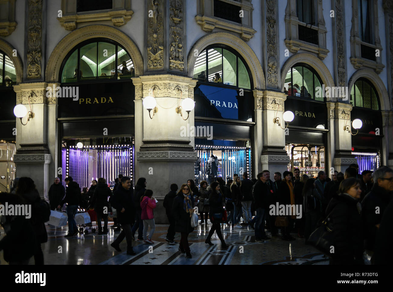 Mailand, Italien - 7. Dezember 2018: Leute Shop für Weihnachten, vor den Schaufenstern von PRADA Luxus Boutique Shop in der Galleria Vittorio Emanuele Stockfoto