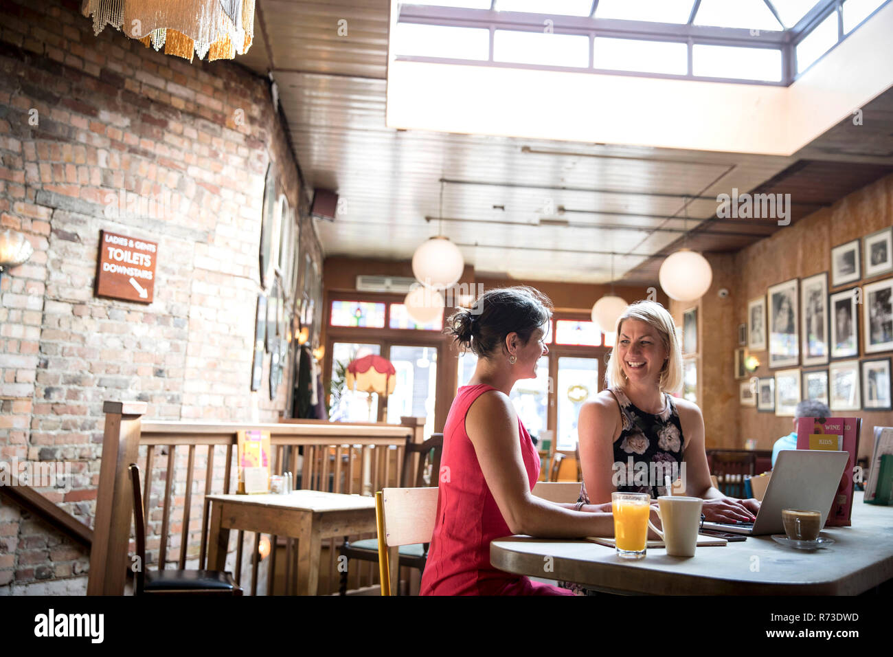 Frauen brainstorming Geschäftsideen im Restaurant Stockfoto