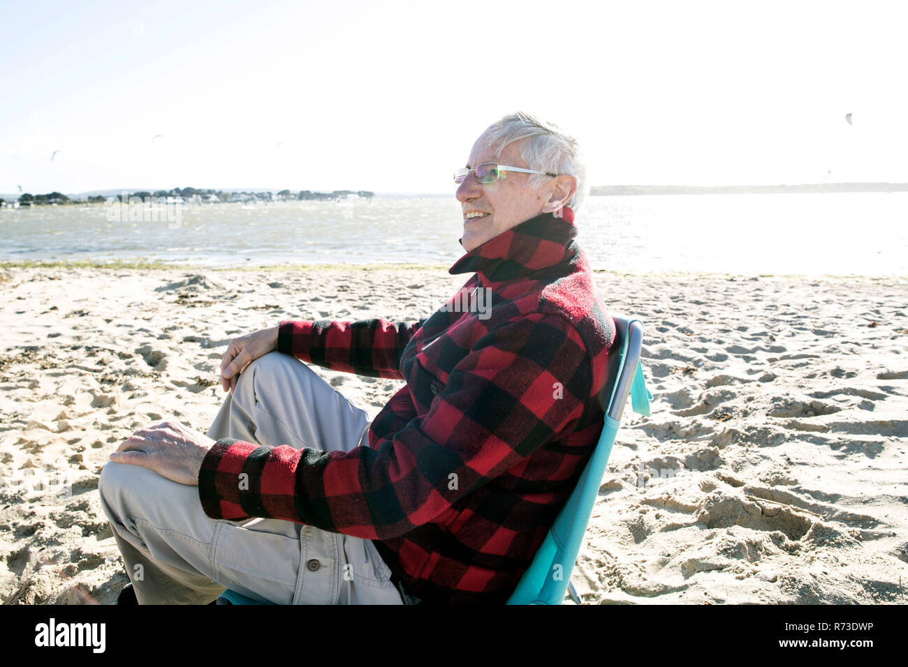 Ältere erwachsene Mann genießen Strand Stockfoto