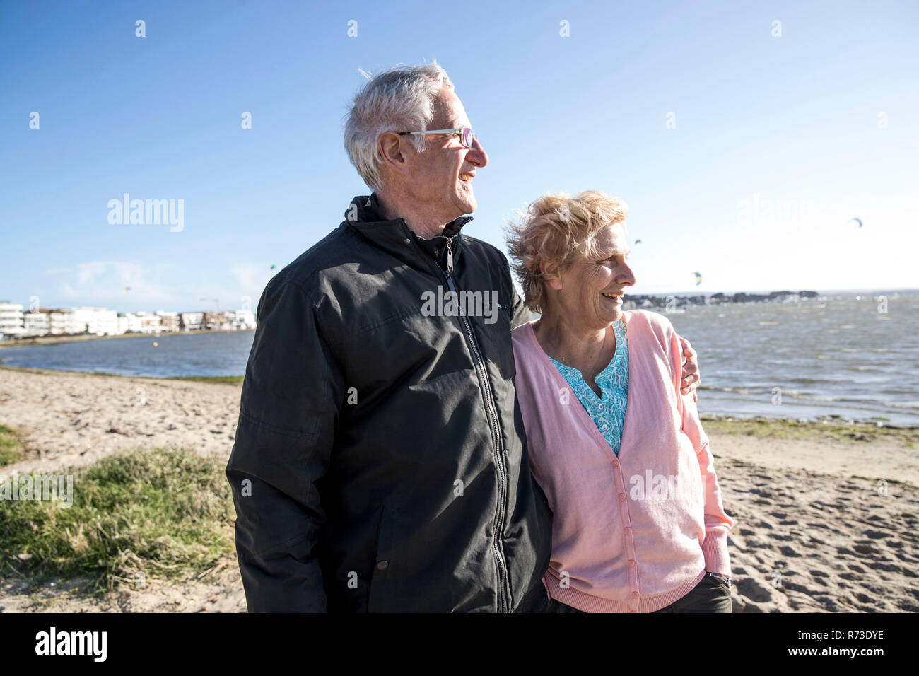 Senior nach Paar beim Strand Stockfoto