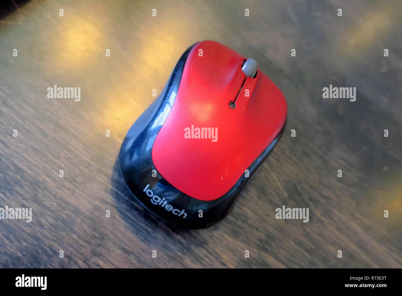 Eine rote Wireless Maus auf einem Holztisch. Stockfoto