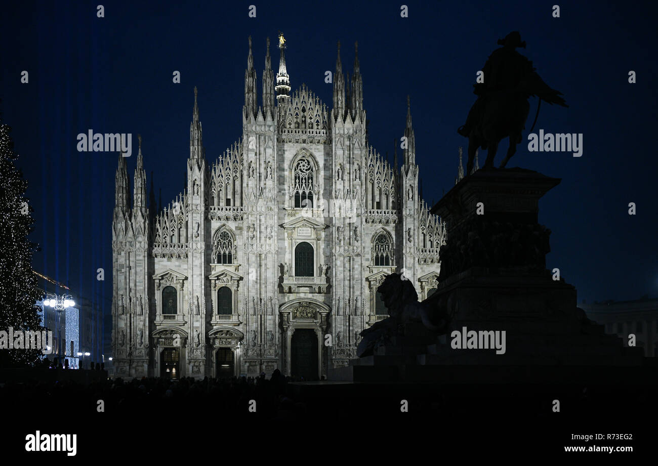 Weihnachten in Mailand, Italien. Der Dom Fassade und bei Nacht beleuchtet. Stockfoto