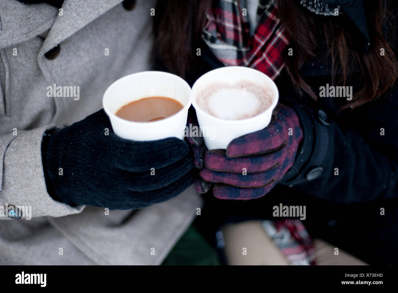 Junges Paar im Winter Handschuhe halten Getränke zum Mitnehmen, in der Nähe der Hände Stockfoto