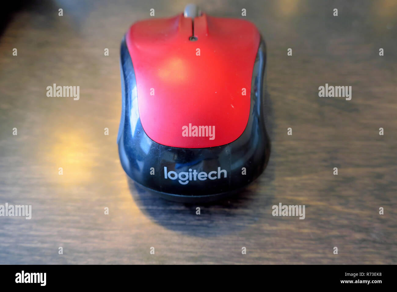 Eine rote Wireless Maus auf einem Holztisch. Stockfoto