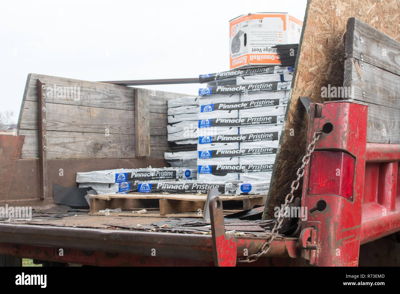 Dachmaterialien in der Rückseite eines Dump Truck. Stockfoto