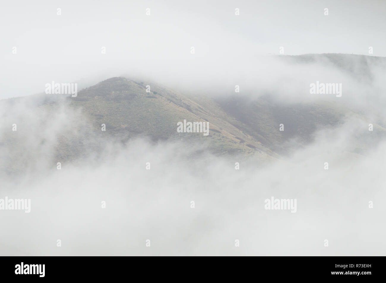 Ein Berg umgeben im Nebel. Stockfoto