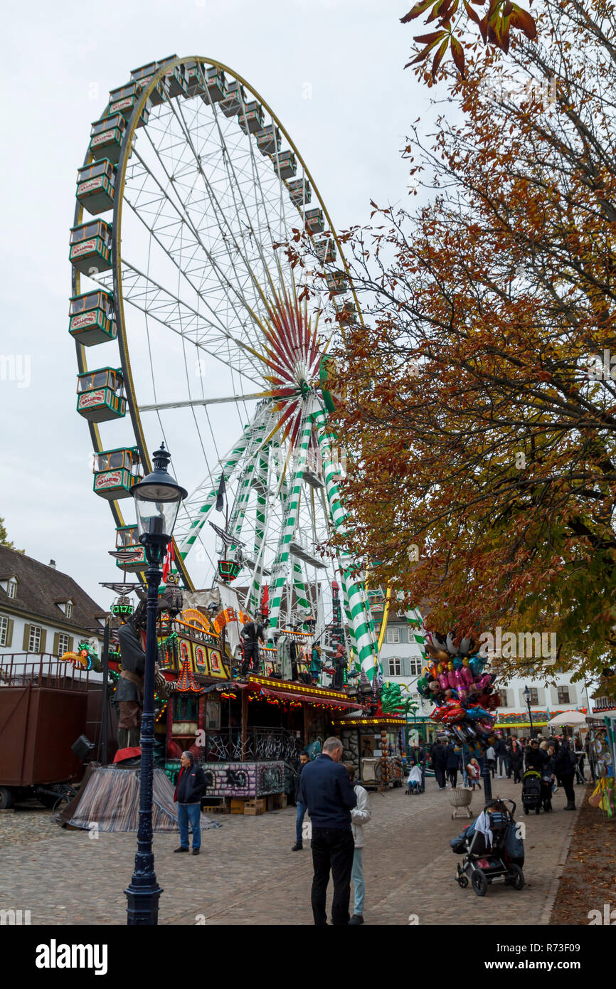 Menschen, die Spaß im Freien während der herbstmesse in Basel, Schweiz Stockfoto