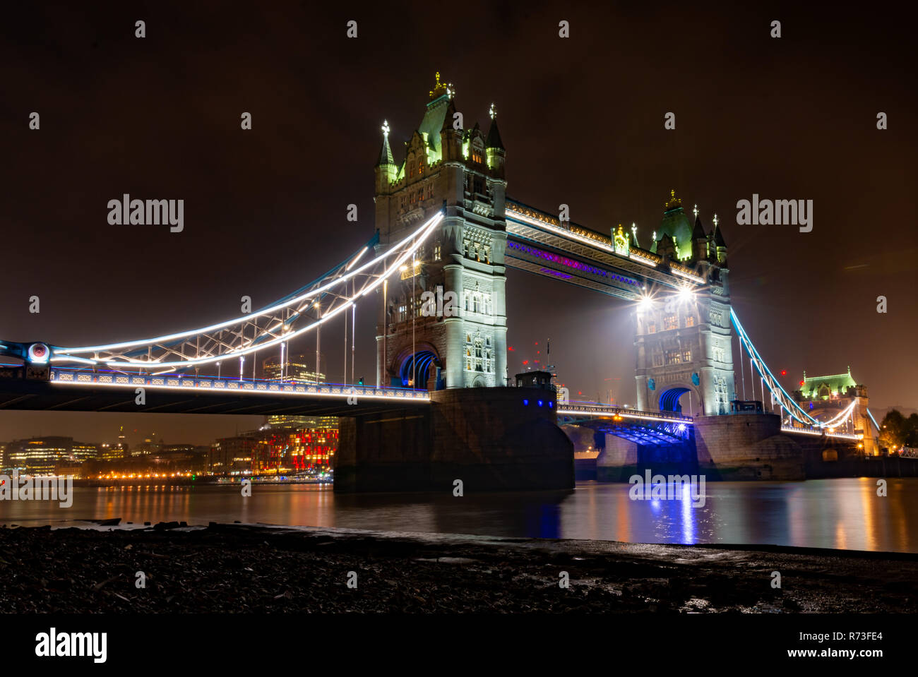 Tower Bridge London bei Nacht von South Bank Ufer der Themse. Stockfoto