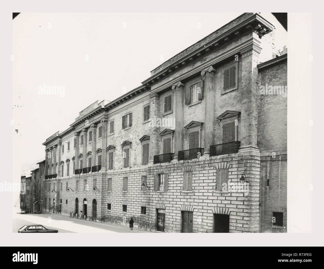 Umbrien Perugia Gubbio Palazzo Ranghiasci-Brancaleoni, das ist mein Italien, die italienische Land der visuellen Geschichte, drei Ansichten des neoklassizistischen Fassade. Foto 1982 Stockfoto