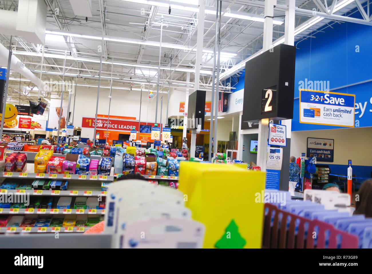 Auf der Suche über der Oberseite der Kasse bei Walmart. Stockfoto