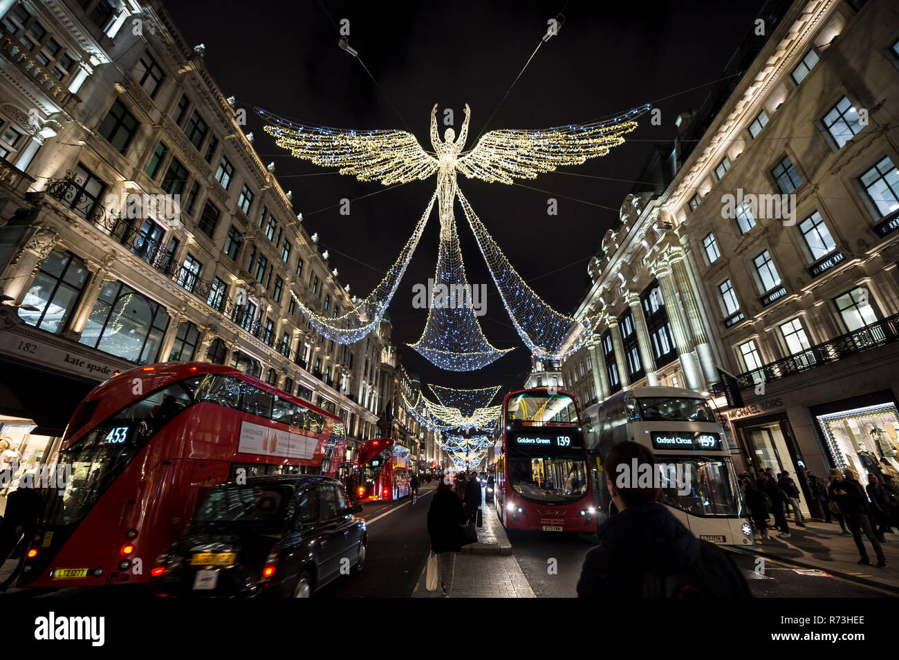 LONDON - November 23, 2018: Schwarzer Freitag Käufer Masse die Bürgersteige der Einzelhandel Luxus Bezirk der Regent Street, mit Weihnachtsbeleuchtung dekoriert. Stockfoto