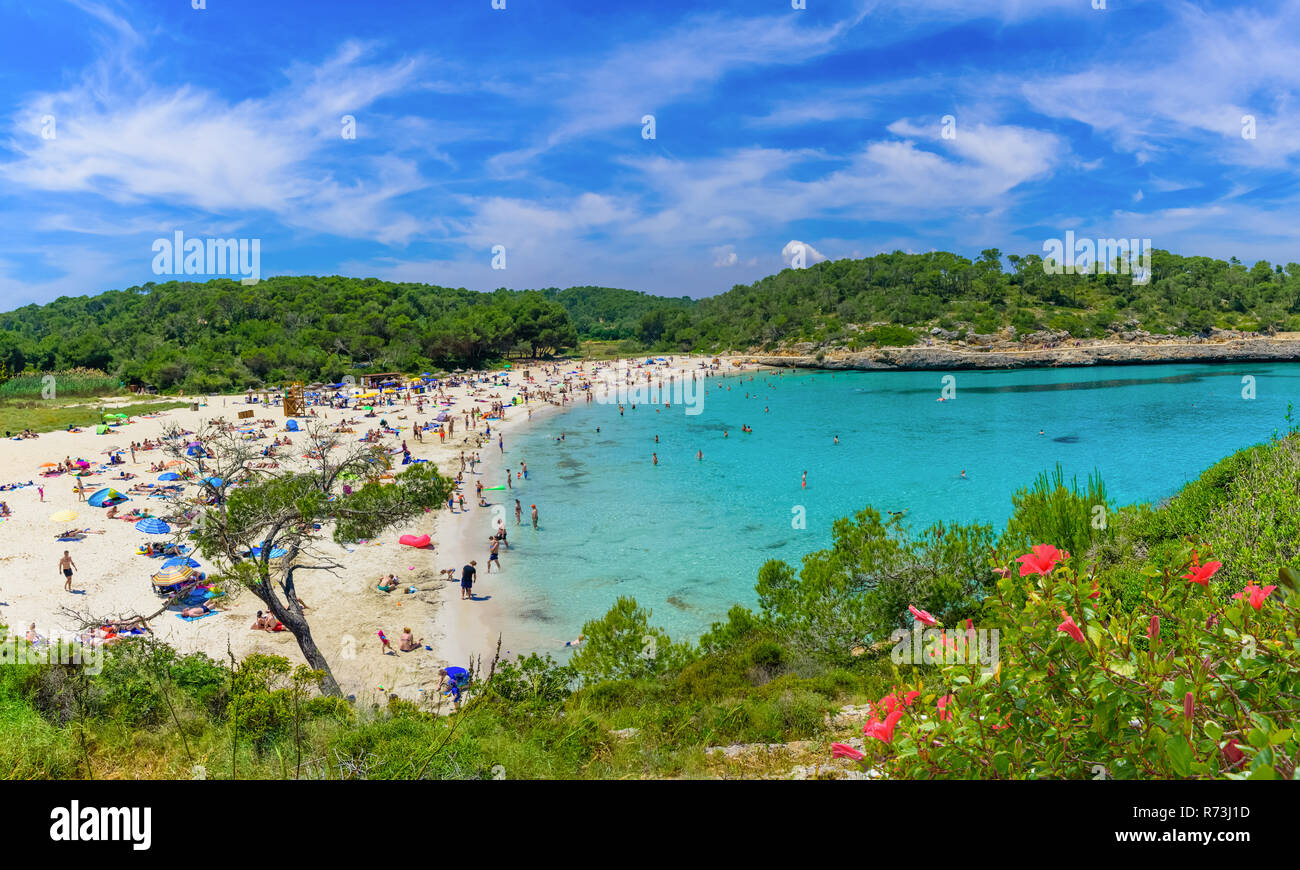 Menschen entspannen am Strand S Amarador in Sommerurlaub. Palma de Mallorca - Spanien Stockfoto