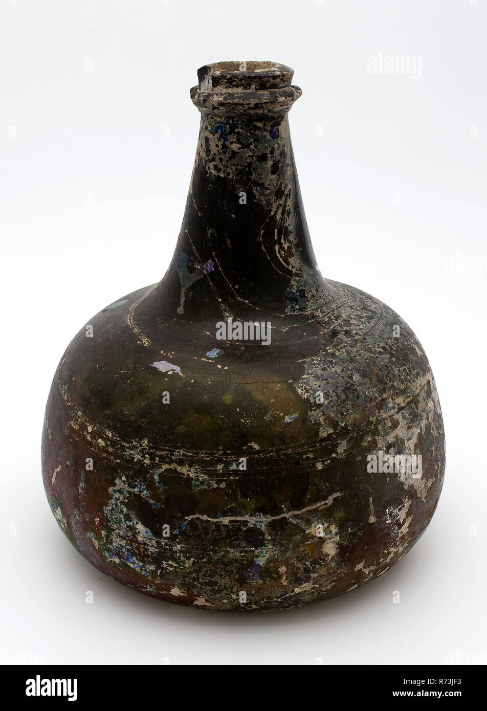 Bauch Flasche in Olivgrün Glas, betroffen und schillernden, Wein Flasche Abdominal- flasche Flaschenhalter Boden finden Glas, geblasen Runde bauchige Flasche in klare Olivgrün Glas. Unklar pontilemark auf der Unterseite an der Unterseite