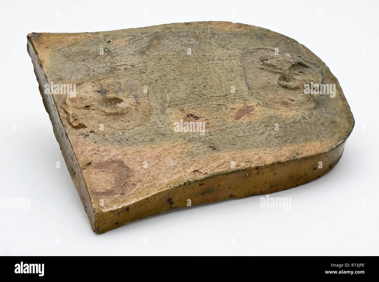 Steingut, glatt oder glasiert, komplett verglast, abgerundete Front, Steinzeug Bügeleisen Knochen Boden Keramik Steingut Glasur Glasur finden Sie führen, von Hand geformt glasiert Steingut rot Shard red Shard mit Blei gedeckten Glasur mit grünen Flecken Wurst-förmigen Griff (fehlt). Vorne am Zurück zu glatt Archäologie indigenen Töpferei waschen bügeln verbreitern Fertig Stockfoto