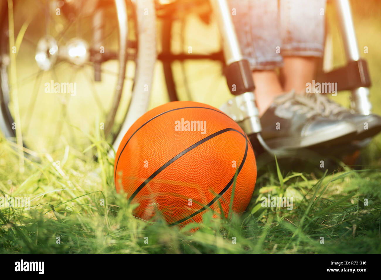 Basketball ist die Verlegung in der Nähe von Rollstuhl Stockfoto