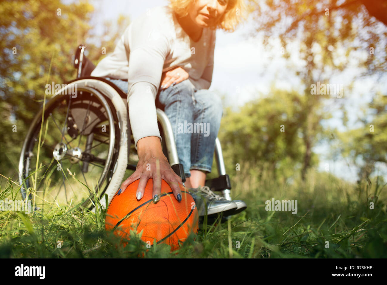 Basketball ist die Verlegung in der Nähe von Rollstuhl Stockfoto