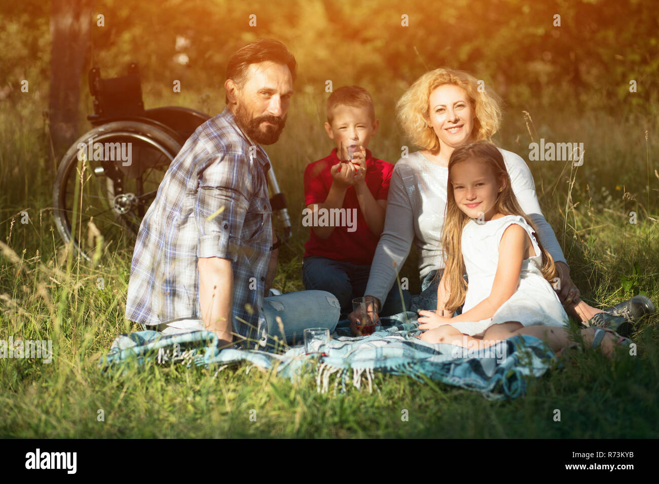Happy Family, Family Portrait im Park. Paraplegic Stockfoto