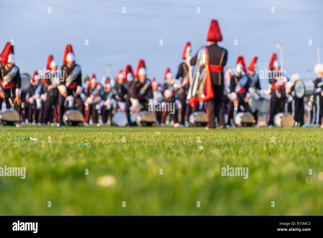 Details aus einer Musik-, Show- und Marching Band. Defokussiertem Hintergrund mit Gras- und Abendsonne als Hintergrund verwenden Stockfoto
