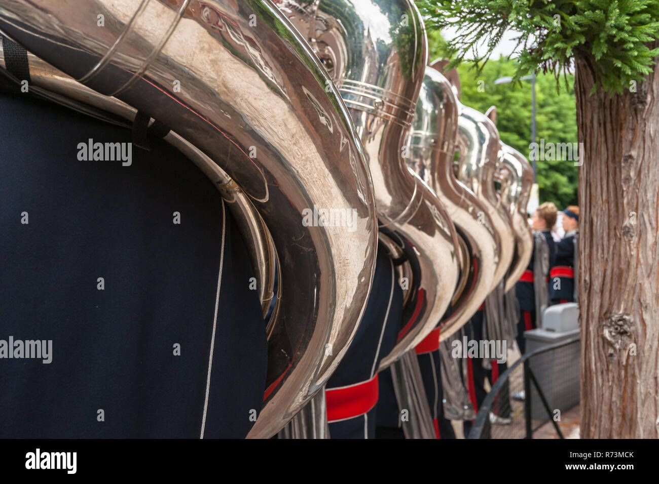 Details aus einer Musik-, Show- und Marching Band. Spielen Musiker Blasinstrumente in Uniformen. Tuba Sousa Stockfoto